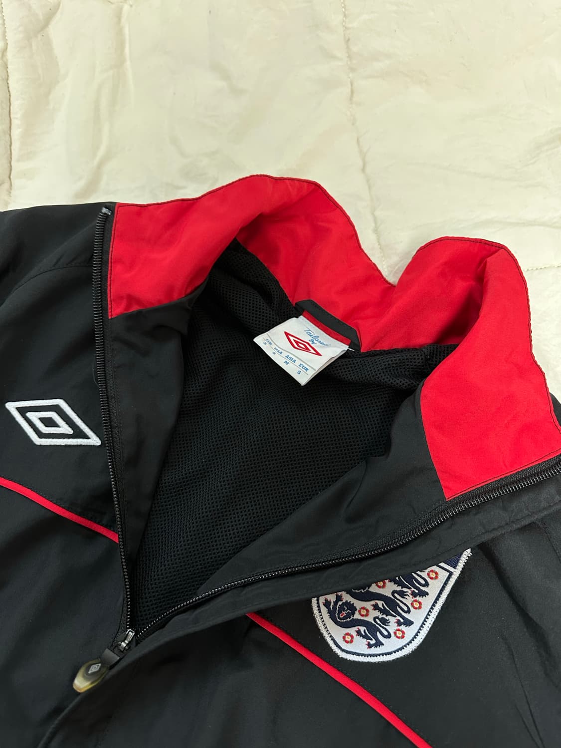 엄브로   잉글랜드 국대 바람막이 라지  상품이미지4