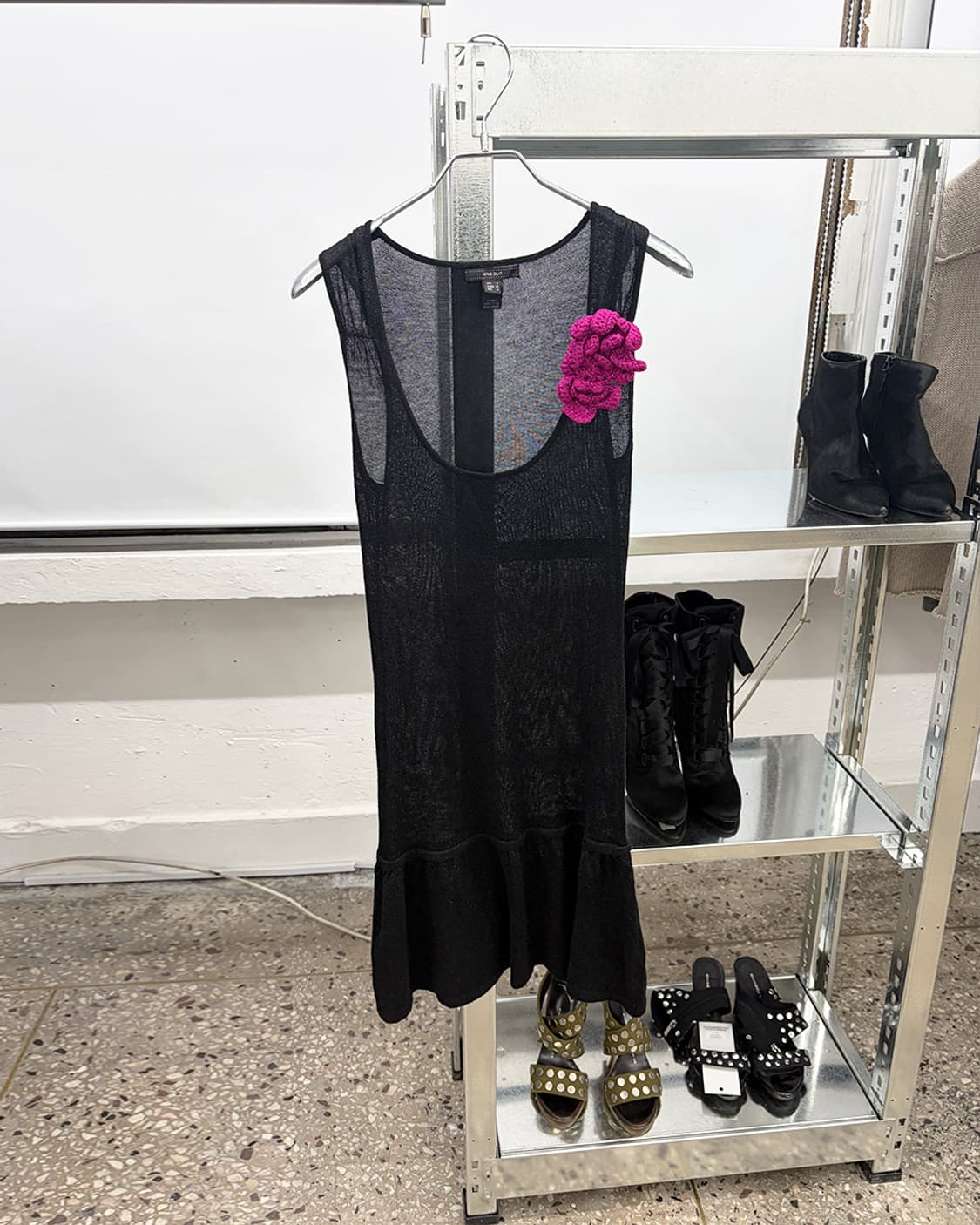 빈티지 브로치 디테일 슬리브리스 니트 드레스 상품이미지1