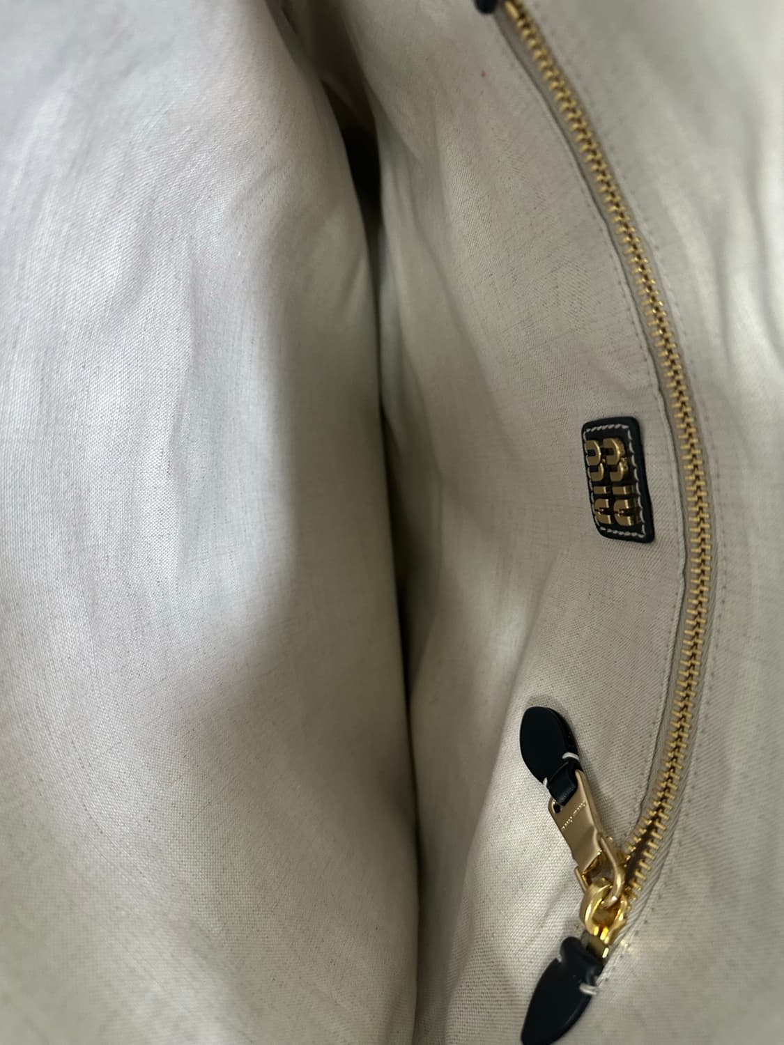 [거의 새상품급] 정품 미우미우 아이비백 미디움 블랙 상품이미지4