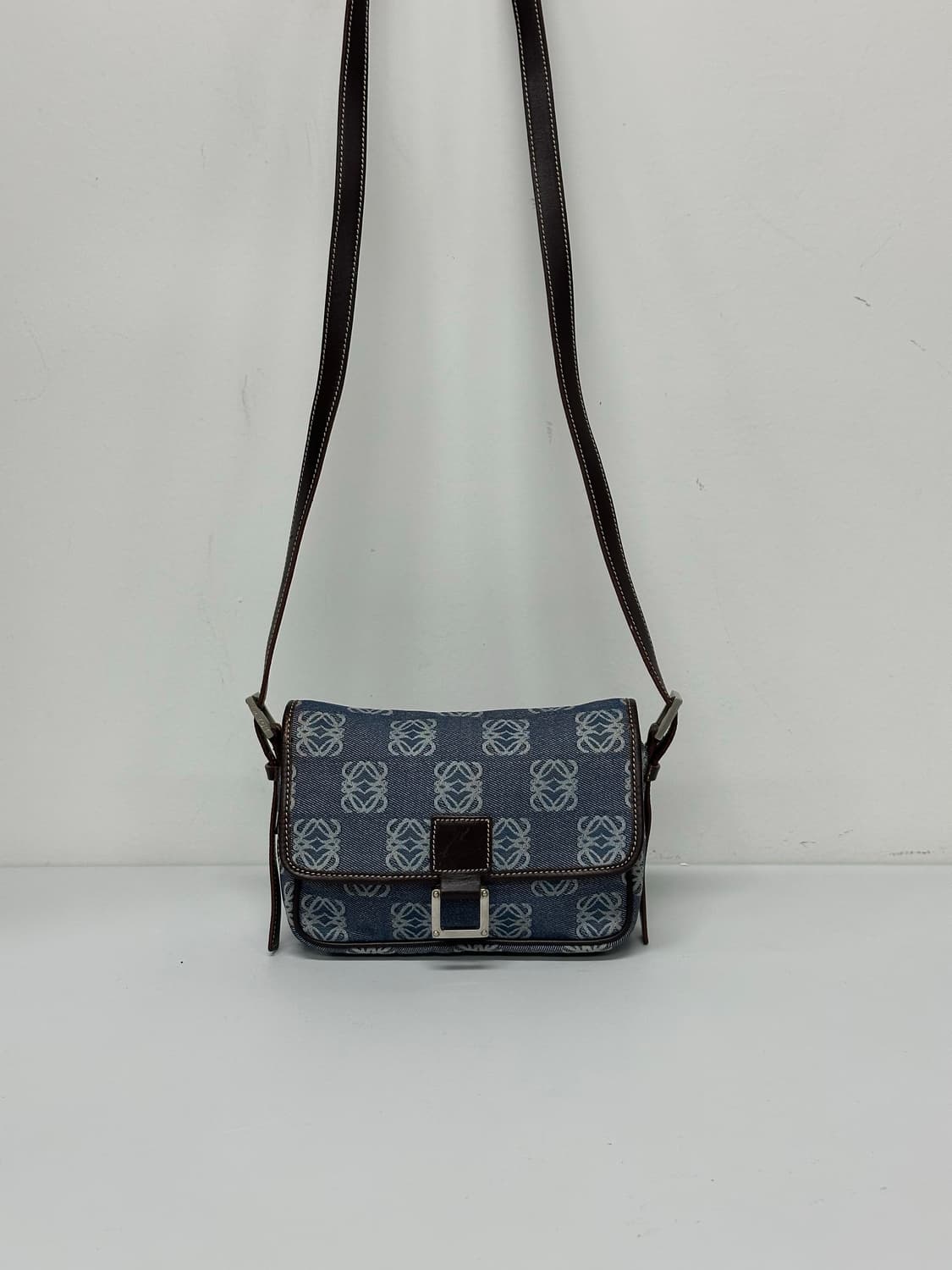 로에베 아나그램 로고 데님 캔버스 미니백 크로스백 상품이미지10