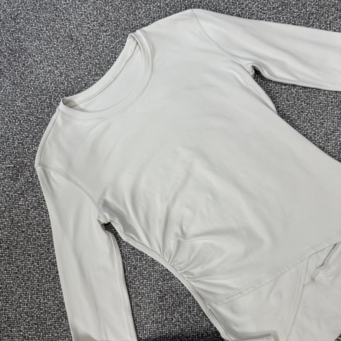 룰루레몬 개더드 웨이스트 롱슬리브 러닝 탑 상품이미지2