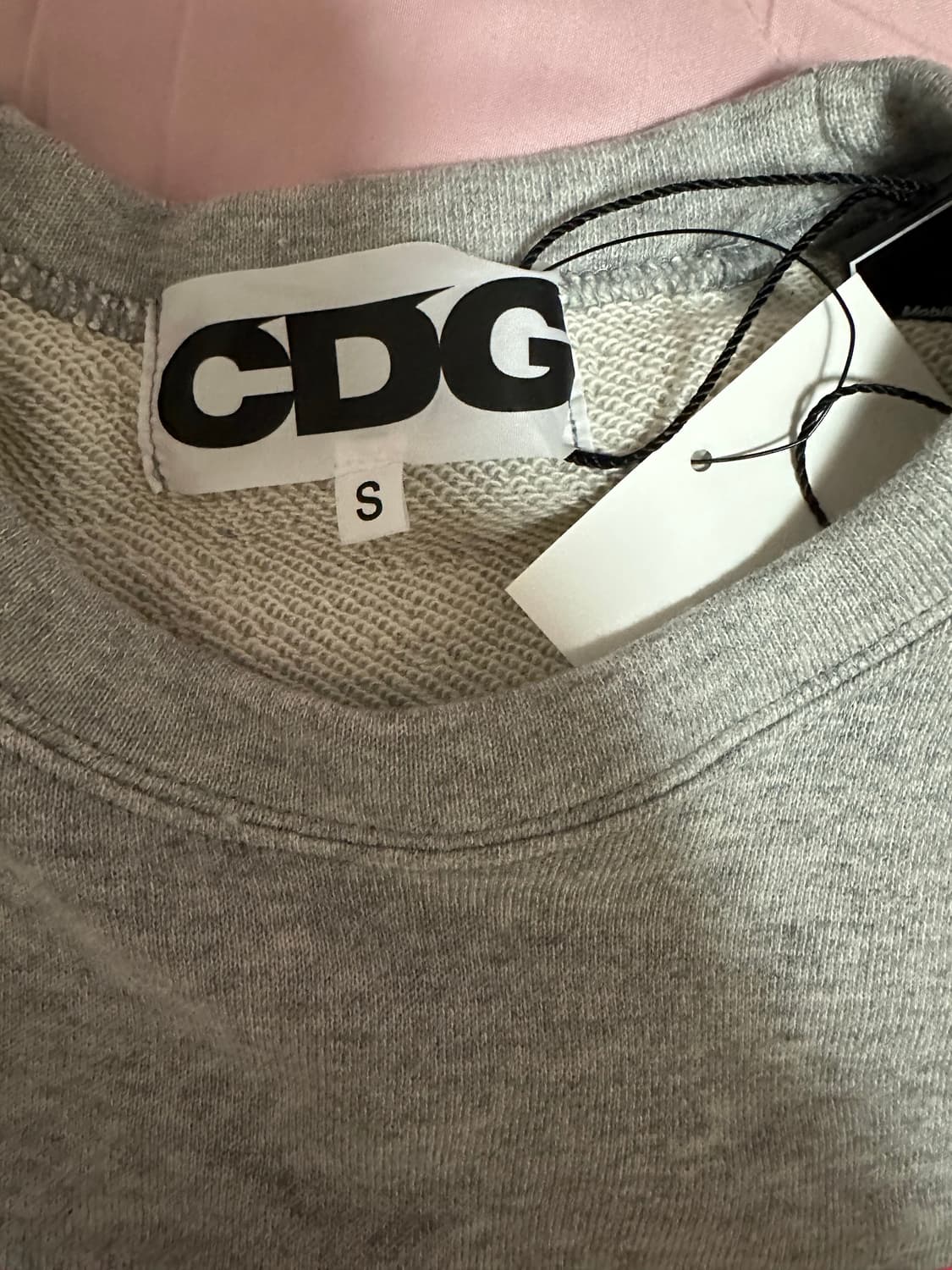 CDG 맨투맨 그레이 핑크 상품이미지3