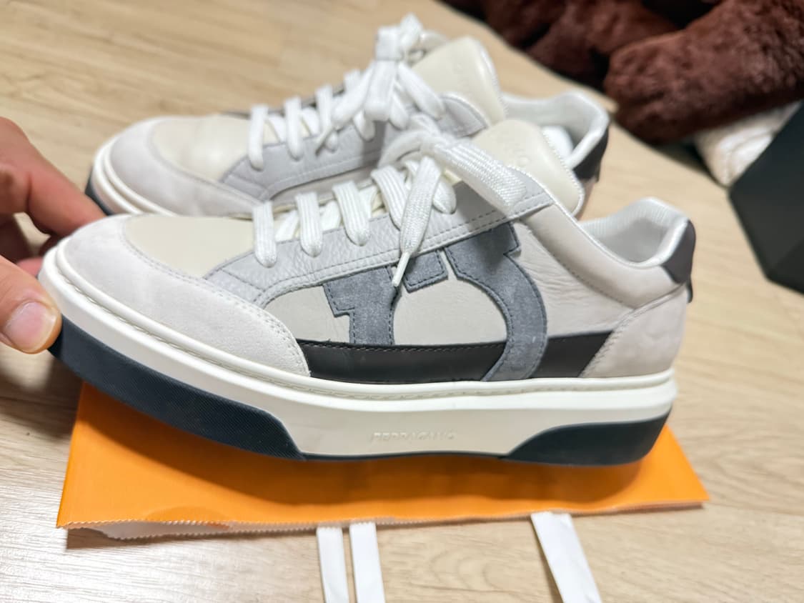 FW25 페라가모 간치니 스니커즈 상품이미지3