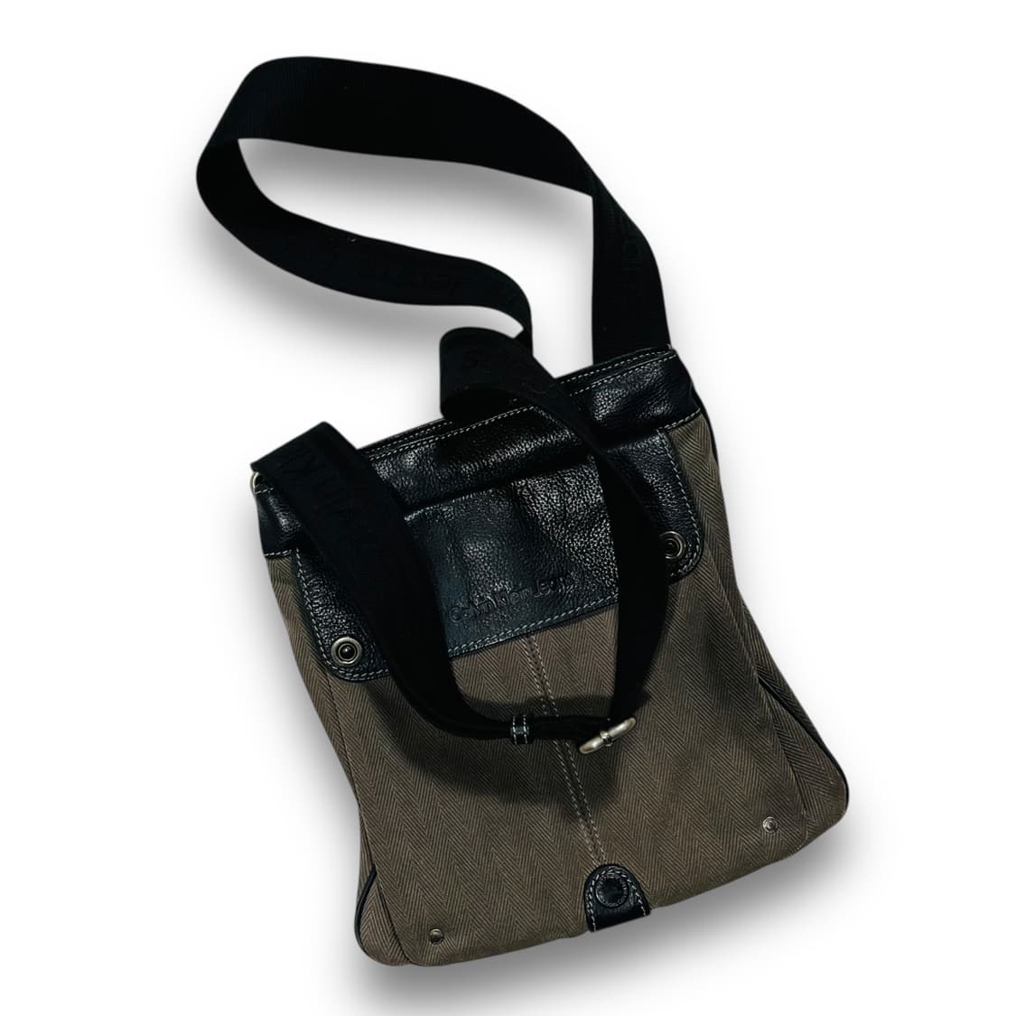 캘빈 클라인 소가죽 디테일 메신저 크로스백 상품이미지4