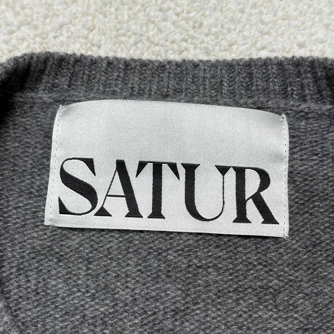 SATUR 세터 그레이 언발란스 니트 상품이미지7