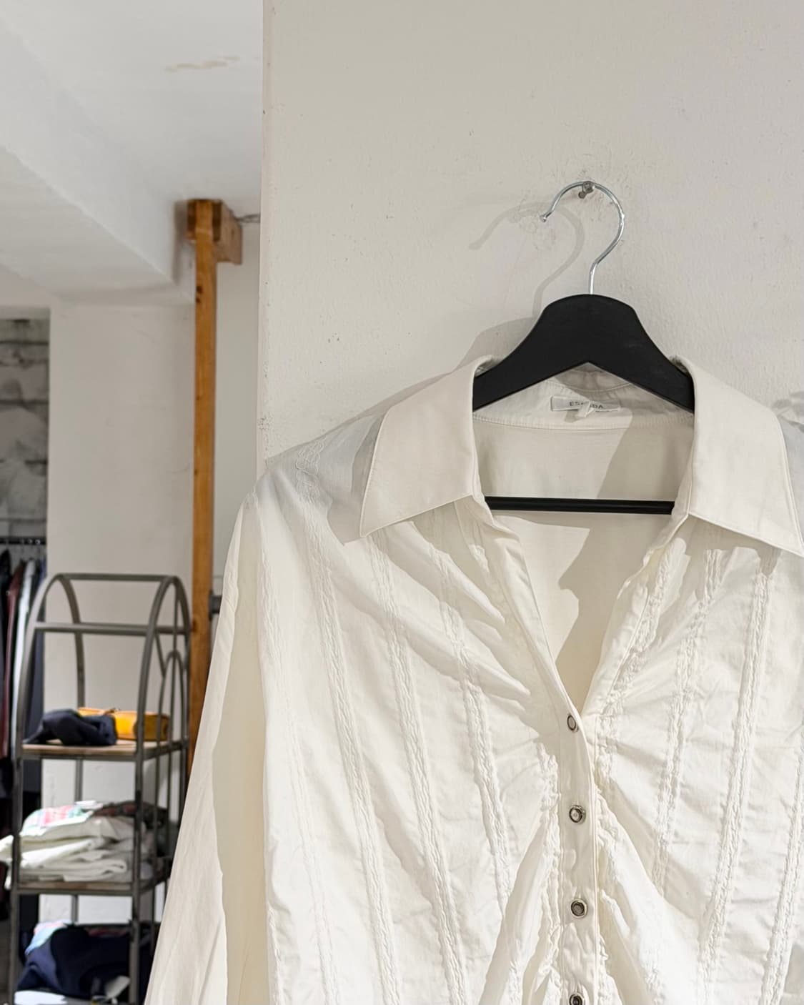 에스카다 화이트 셔링 디테일 블라우스 상품이미지2