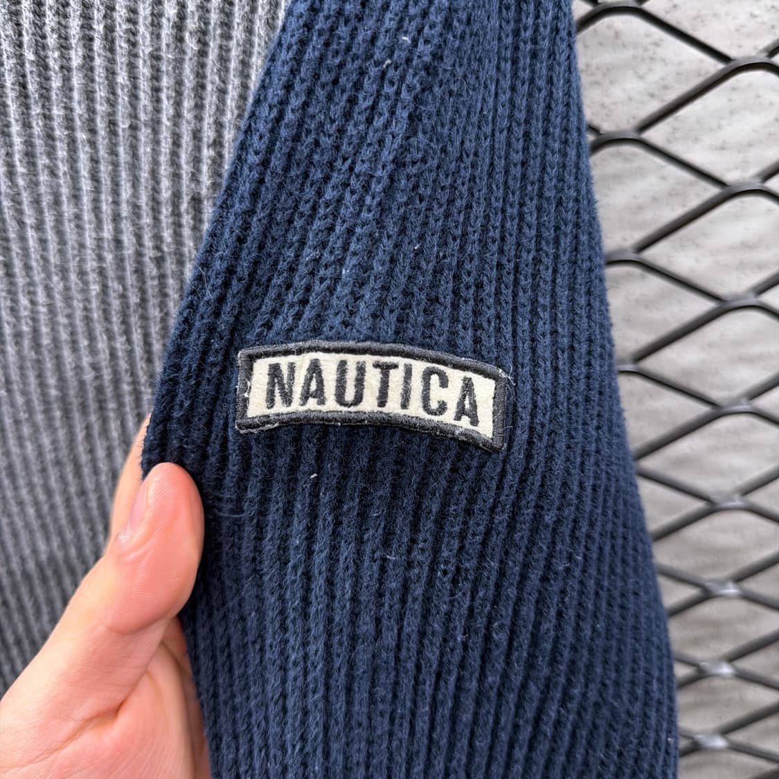 노티카 레글런 골지 반집업니트 배색 암패치 디테일 네이비 상품이미지6