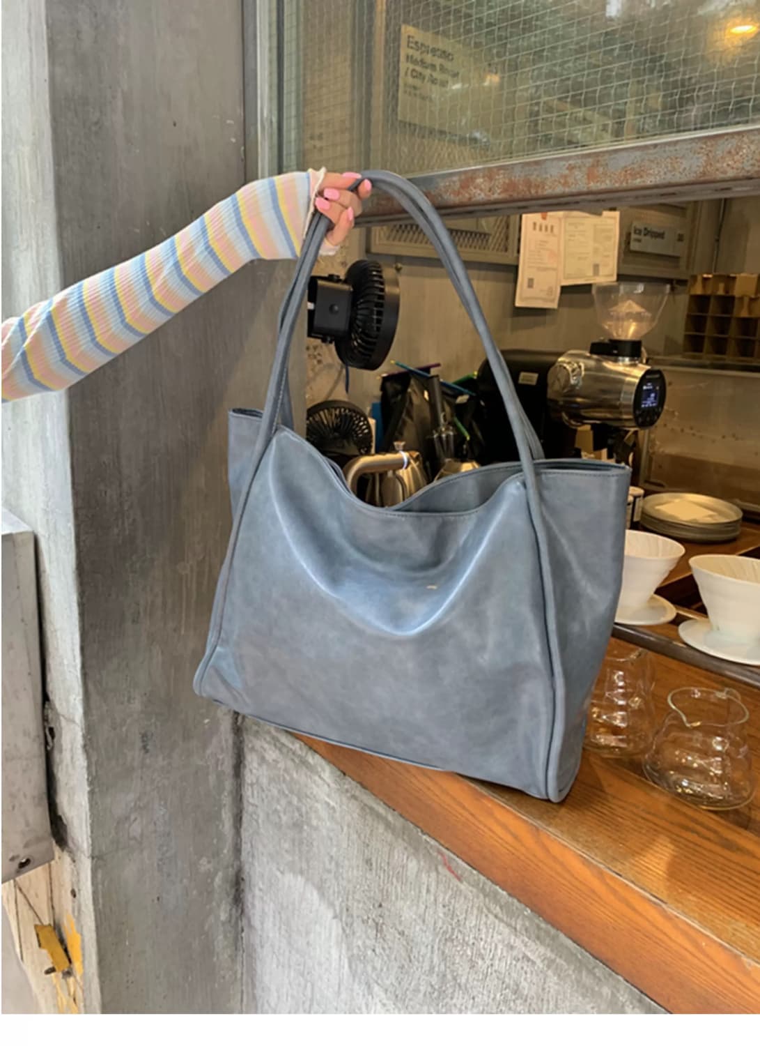 로웨어 글로시 레더 스퀘어 토트백 상품이미지3