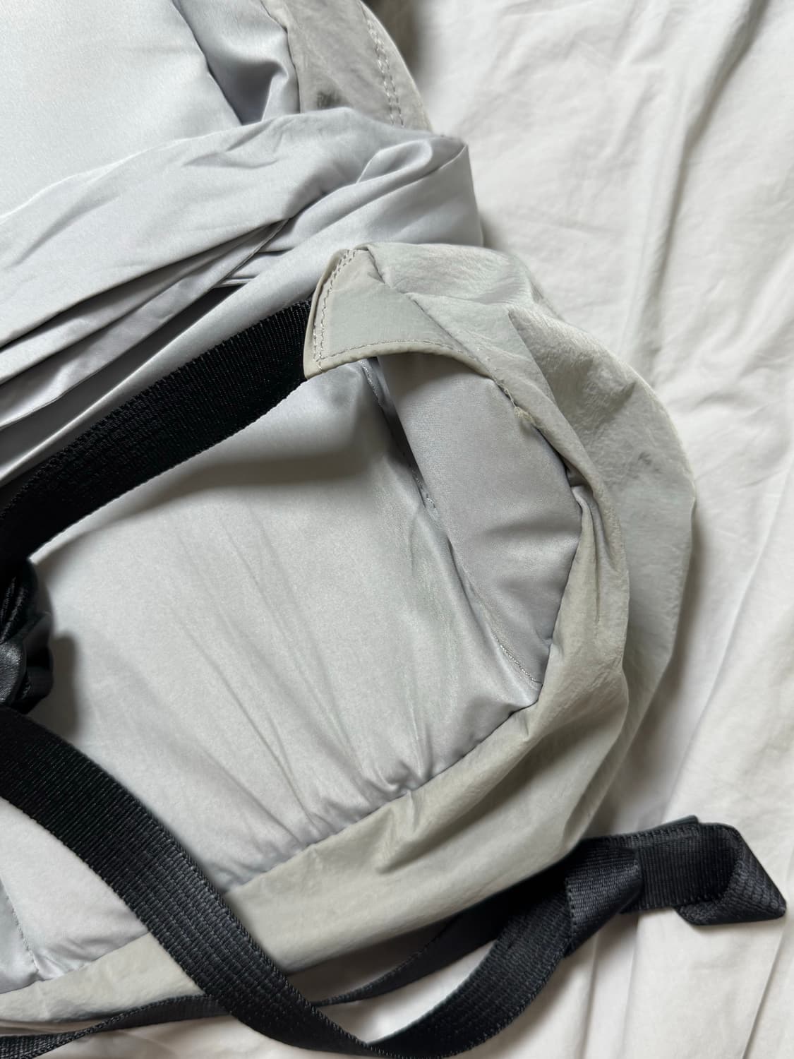 이우가마카라스 노티드 백팩 실버 상품이미지5