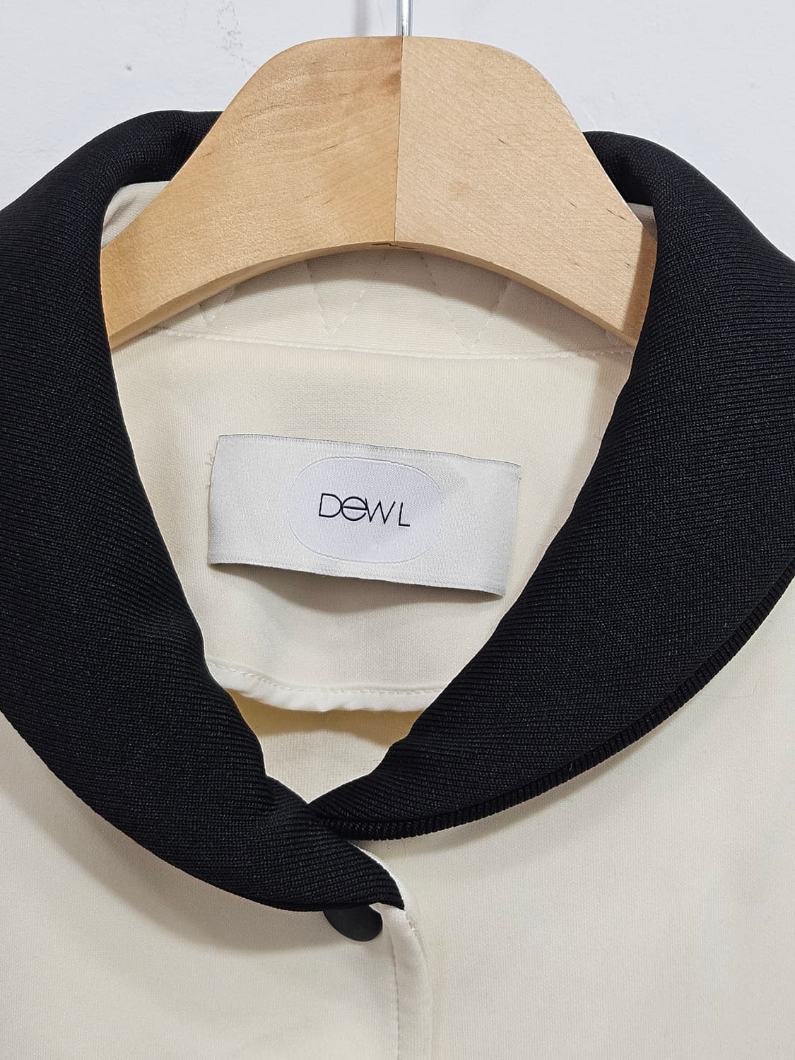 듀엘(DEWL) 아이보리 네오프렌 바시티 봄버 자켓  상품이미지2