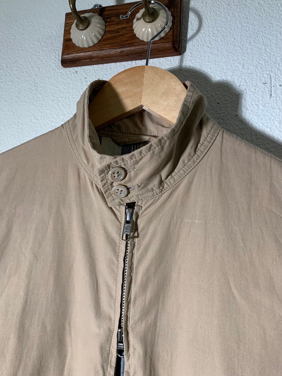 엔지니어드 가먼츠 버클 스탠드 카라 베이지 마드라스 체크 패턴 자켓 상품이미지3