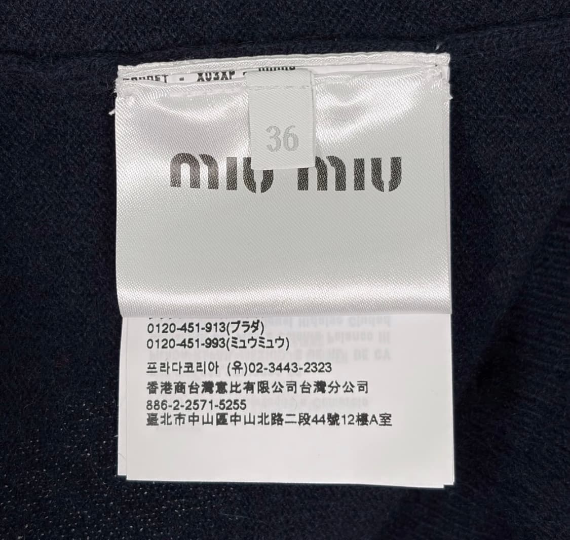 [36] 미우미우 여성 캐시미어 로고 폴로 카라 니트 반팔 티셔츠 네이비 상품이미지7