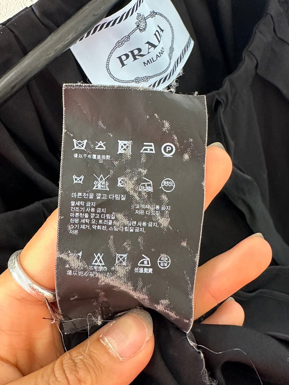 프라다 블랙 퍼프 슬리브리스 셔링 블라우스 상품이미지9