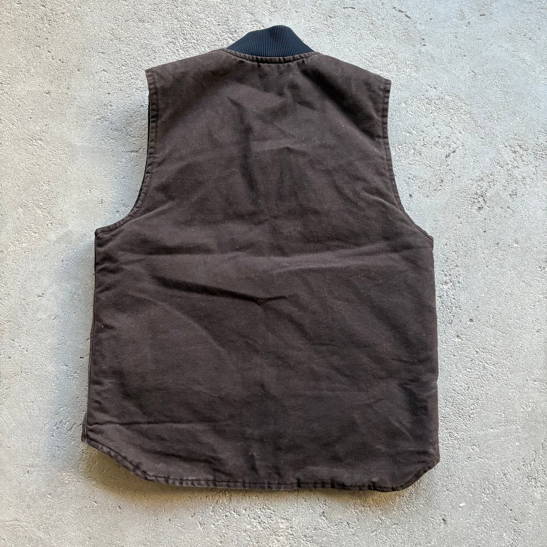 칼하트 V02 다크브라운 퀼티드 라인 베스트 상품이미지4