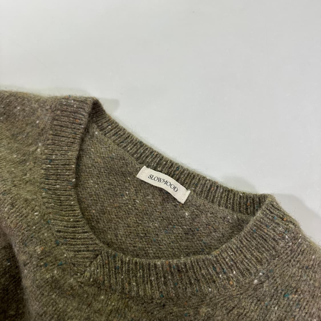 우먼OS 슬로우무드 나염베이지 루즈핏 암와이드핏 브이넥 크롭니트 상품이미지2