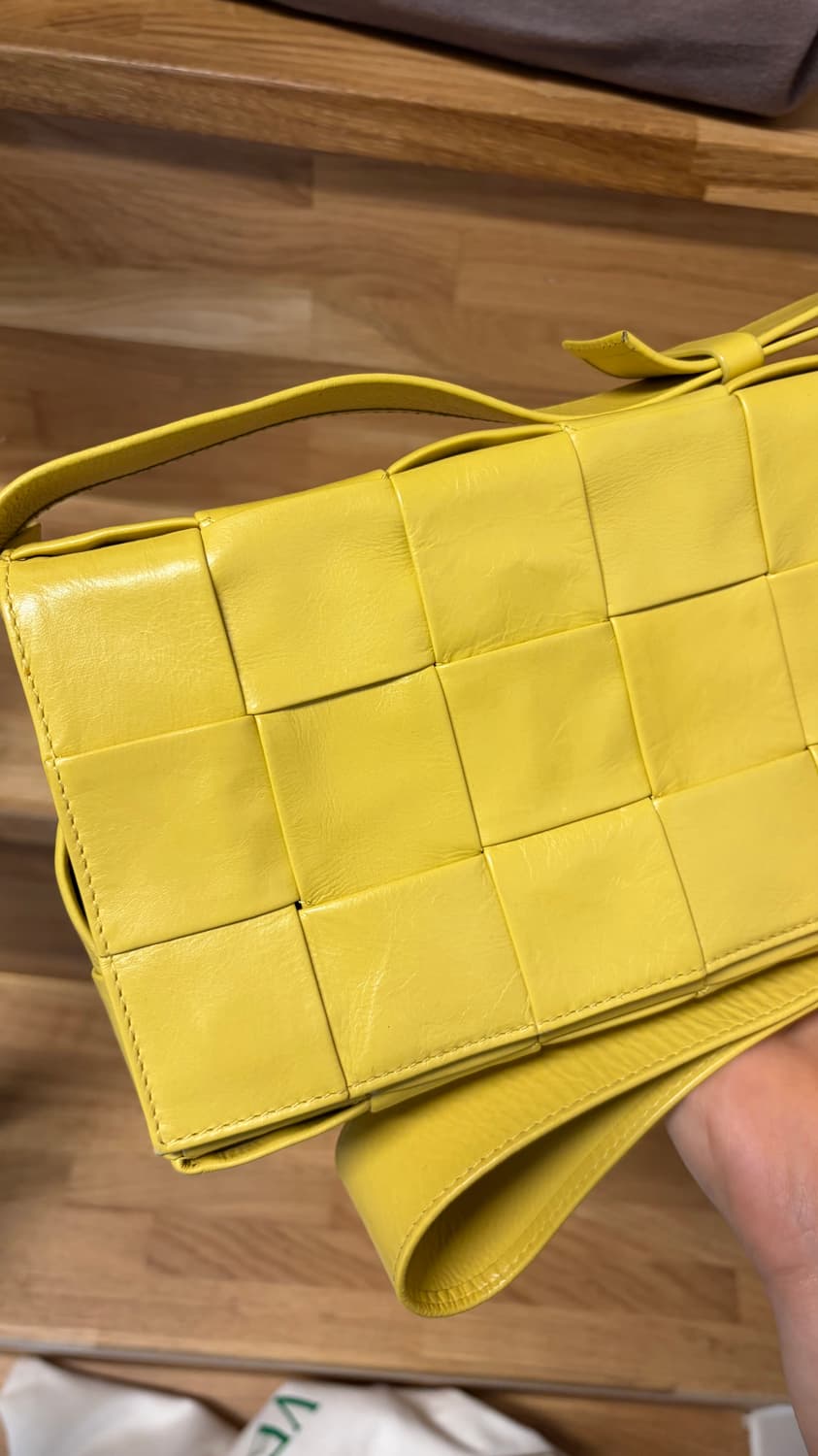 보테가 베네타 스트레치 카세트백 옐로우 상품이미지2