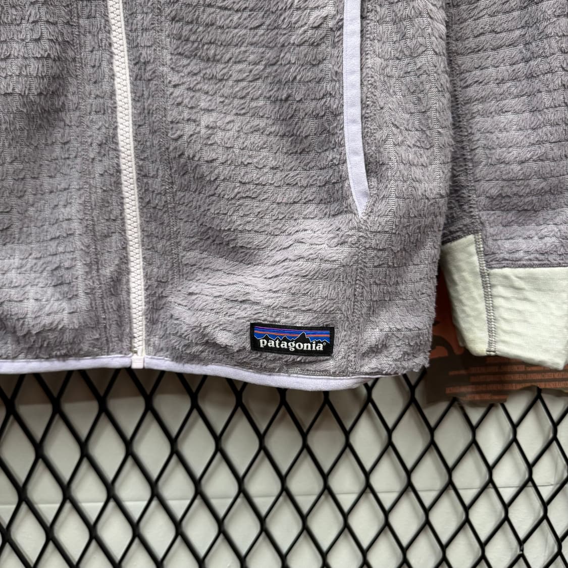 파타고니아 R3 리버시블 집업 자켓 전면 로고 포켓 포인트 퍼플 상품이미지8