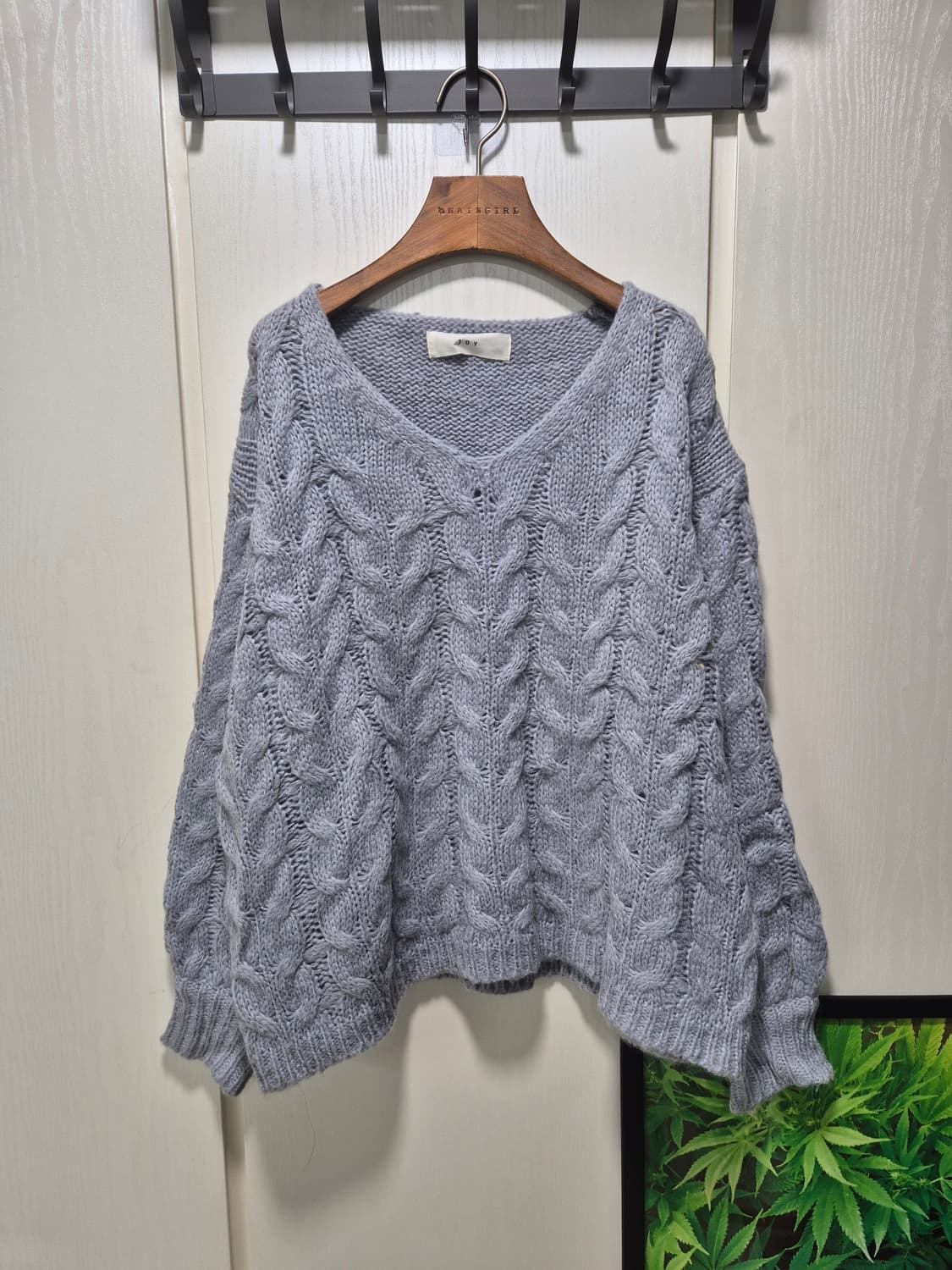 V넥 꽈배기 니트 하늘색 상품이미지1