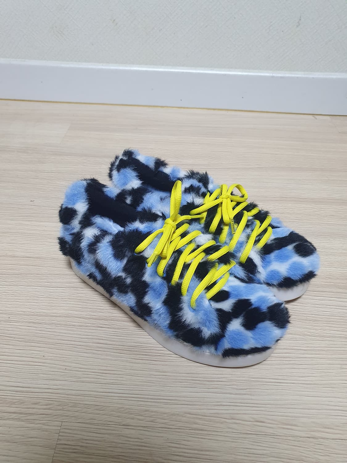 슈콤마보니 털 스니커즈 245 상품이미지2