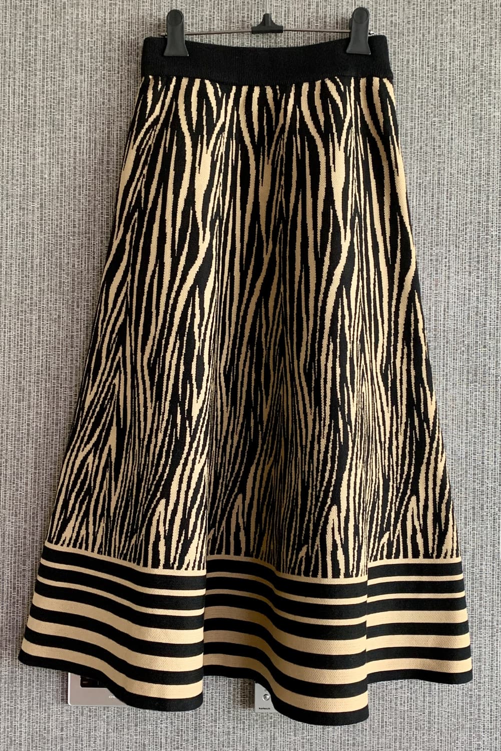 [미착용] 르닉앤맥코이 패턴 니트 플레어 스커트 밴딩 치마 블랙 베이지  상품이미지3