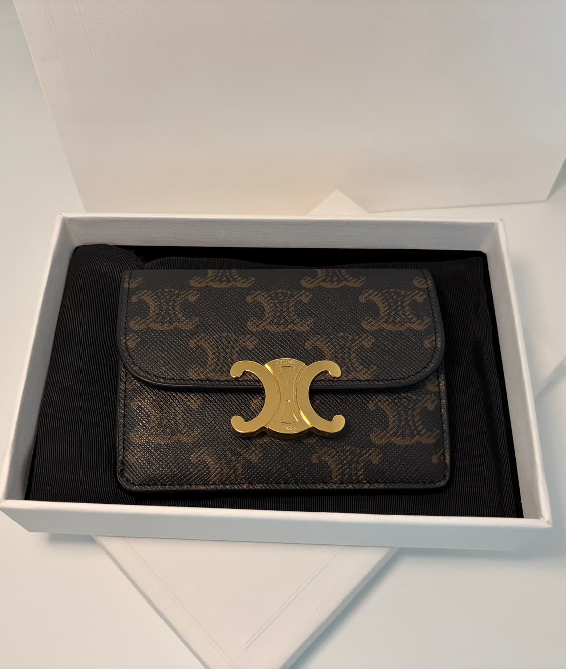 셀린느 트리옹프 캔버스 플랩 카드 홀더 탄 상품이미지2