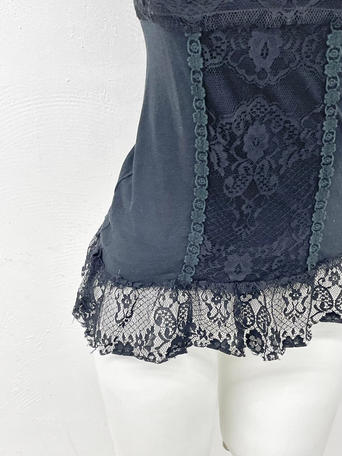 블랙 레이스 디테일 슬리브리스  상품이미지3