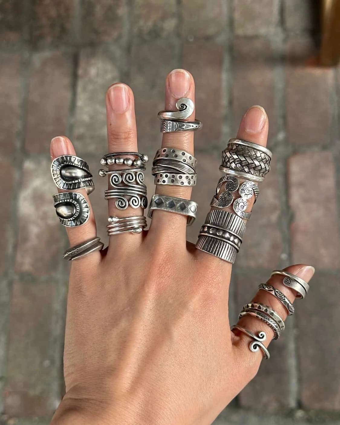 Chevron Dot Engraved Band Karen Silver R 상품이미지4