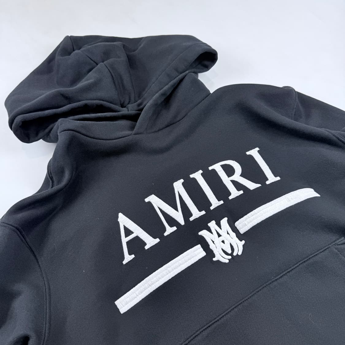 아미리 자수로고 후드티 블랙 상품이미지2