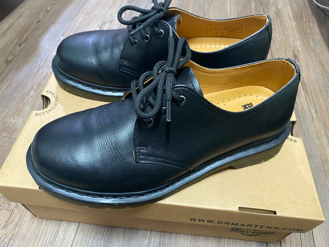 닥터마틴 블랙스티치 3홀 상품이미지1