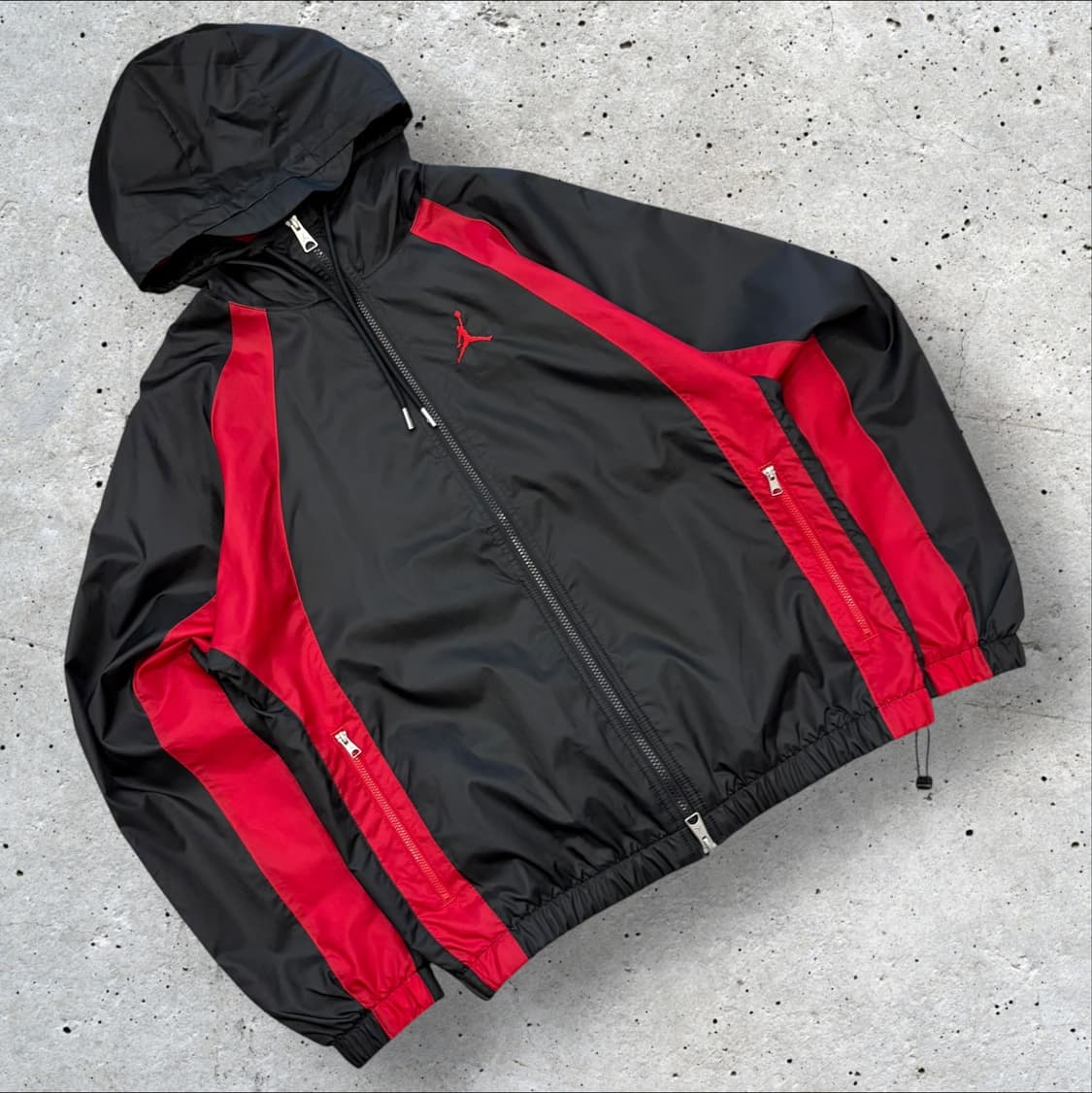 [L] 조던 에센셜 블랙/레드 후드 바람막이 자켓 D155 상품이미지1
