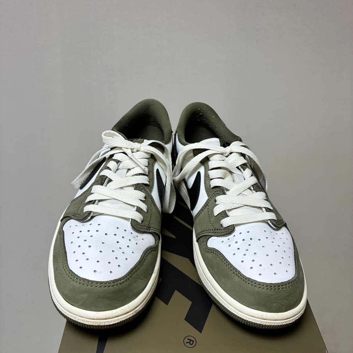 [260]나이키 에어조던1 로우 미디엄올리브 상품이미지3