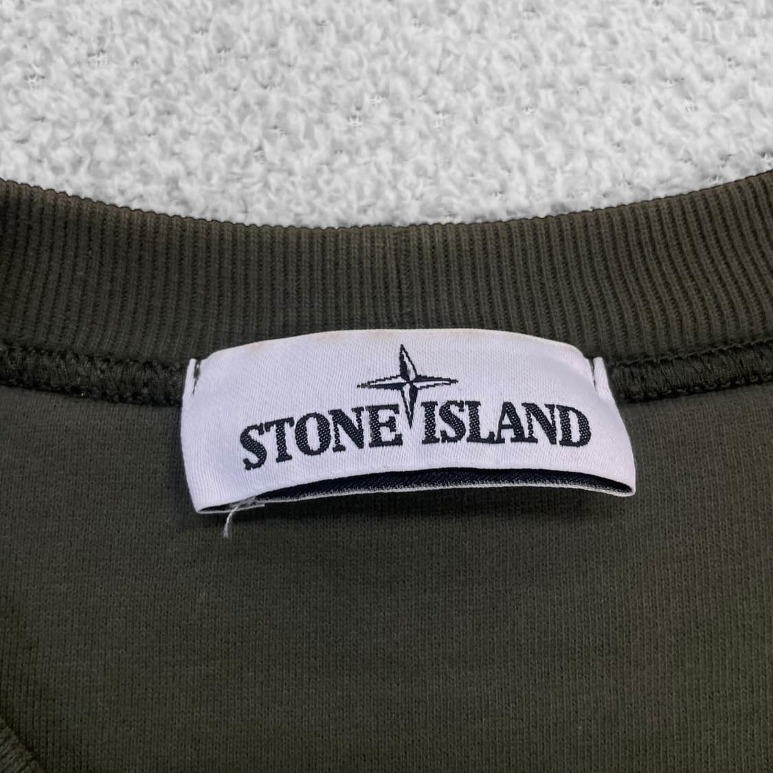 스톤아일랜드 와펜 패치 크루넥 맨투맨 카키 상품이미지4