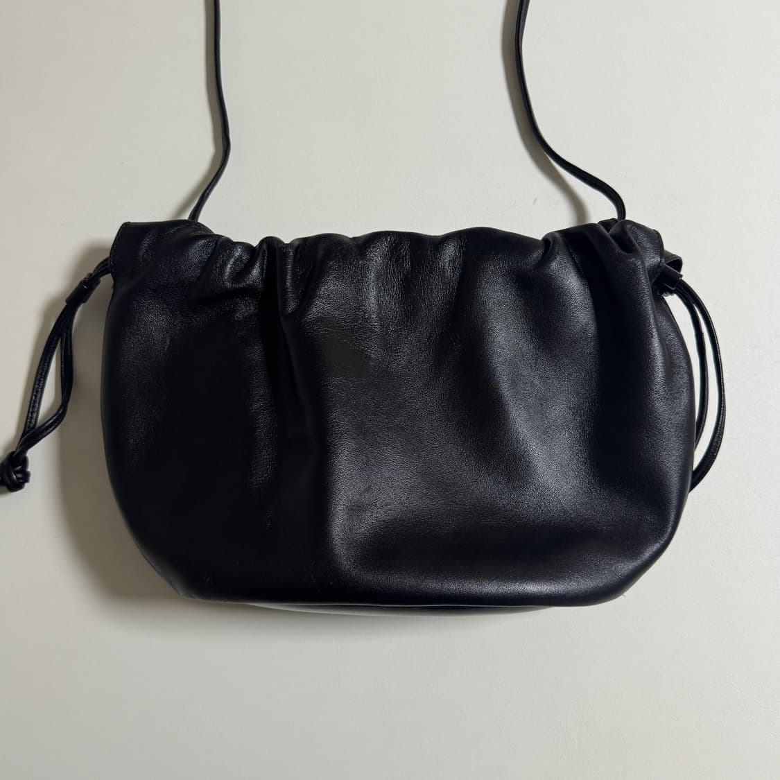 킨더살몬 String Leather Bag M 블랙 상품이미지5