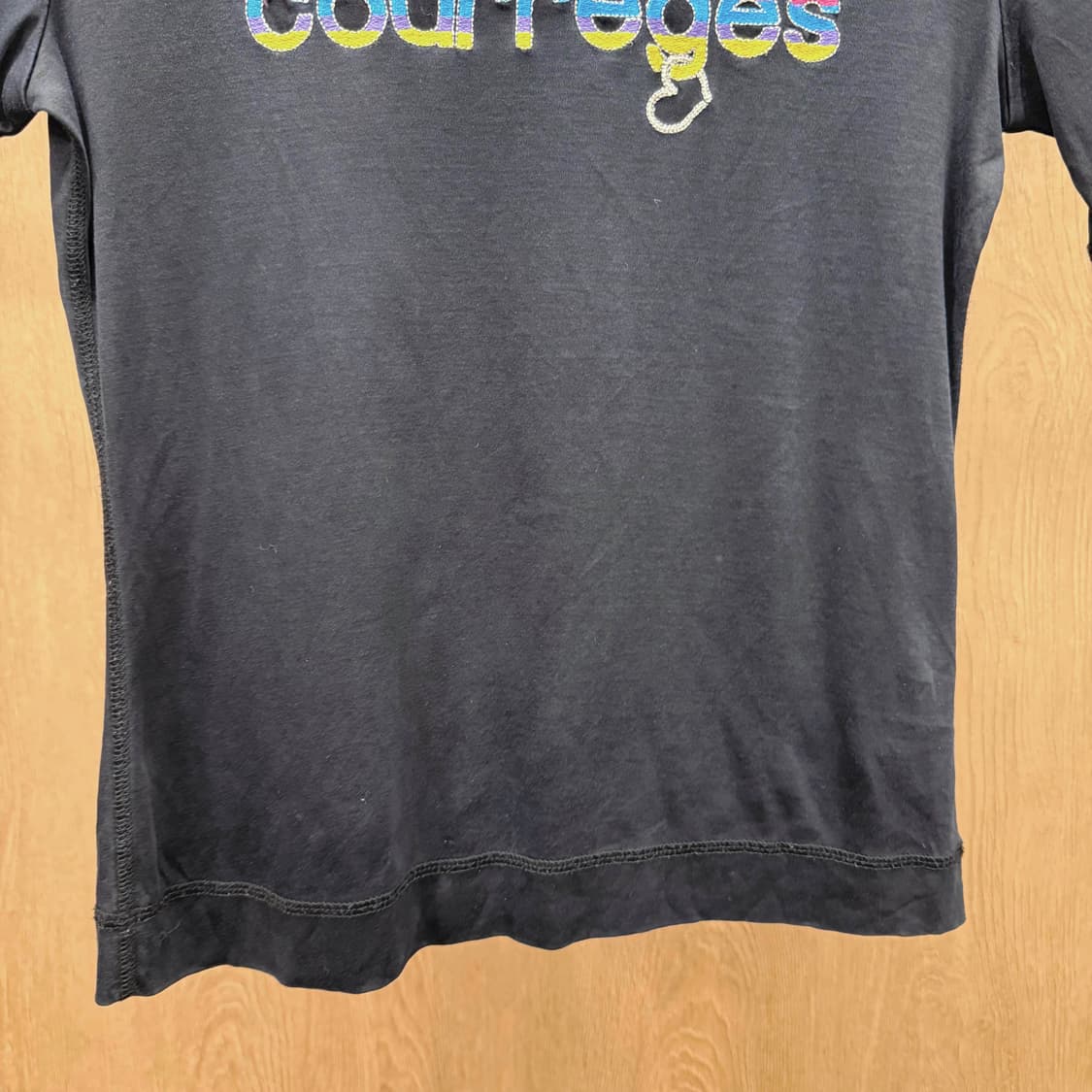 꾸레쥬 반팔 티셔츠 멀티컬러 로고 자수 디테일 슬림핏 블랙 상품이미지5