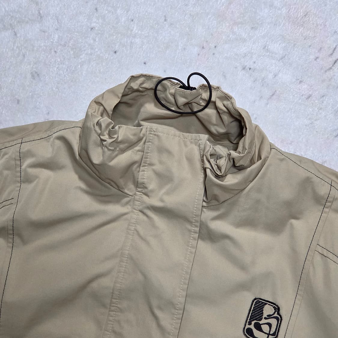 베이지 절개 디테일 크롭 바람막이 자켓 상품이미지2