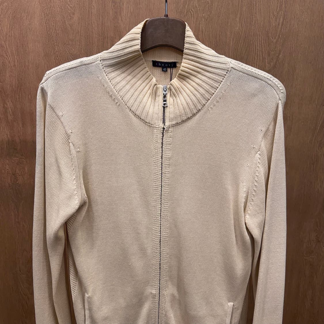 띠어리 하이넥 긴팔 니트 집업 무지 립 넥 디테일 레귤러핏 베이지 상품이미지4