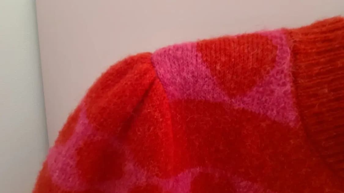 하트 패턴이 돋보이는 Zara 레드 크롭 니트 상품이미지4