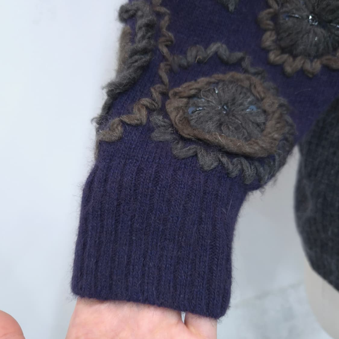 앙고라 자수 소매 차콜 배색 루즈핏 니트 상품이미지6