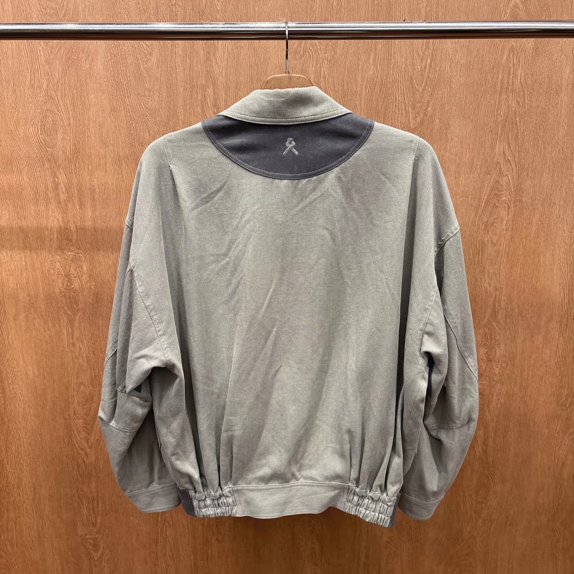  란셀 카라넥 자켓 투톤 배색 밑단 버튼 탭 후면 로고 자수 라이트 카키 상품이미지3