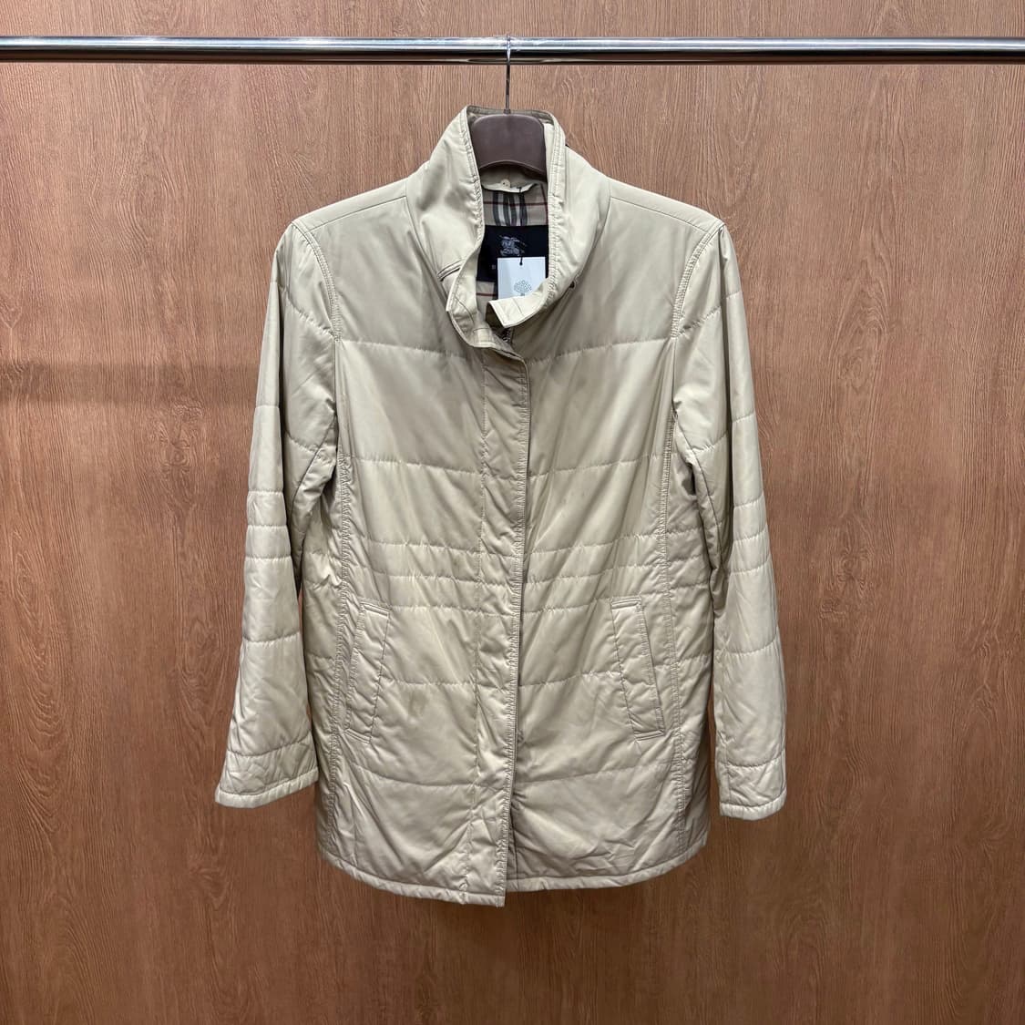 버버리 런던 하이넥 미디 경량 패딩 점퍼 클래식 체크 안감 디테일 베이지 상품이미지2