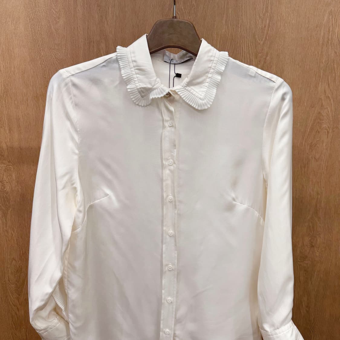 산드로 실크 셔츠 블라우스 플리츠 러플 카라 커프스 디테일 아이보리 상품이미지4