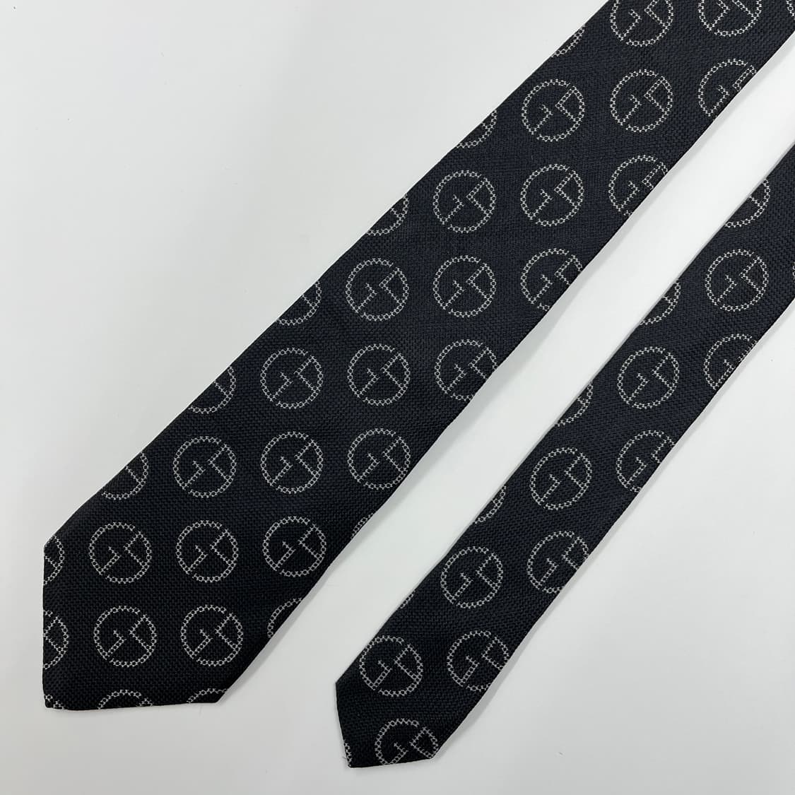 정품 명품 아르마니 넥타이 9cm 블랙 컬러 로고 패턴 상품이미지3