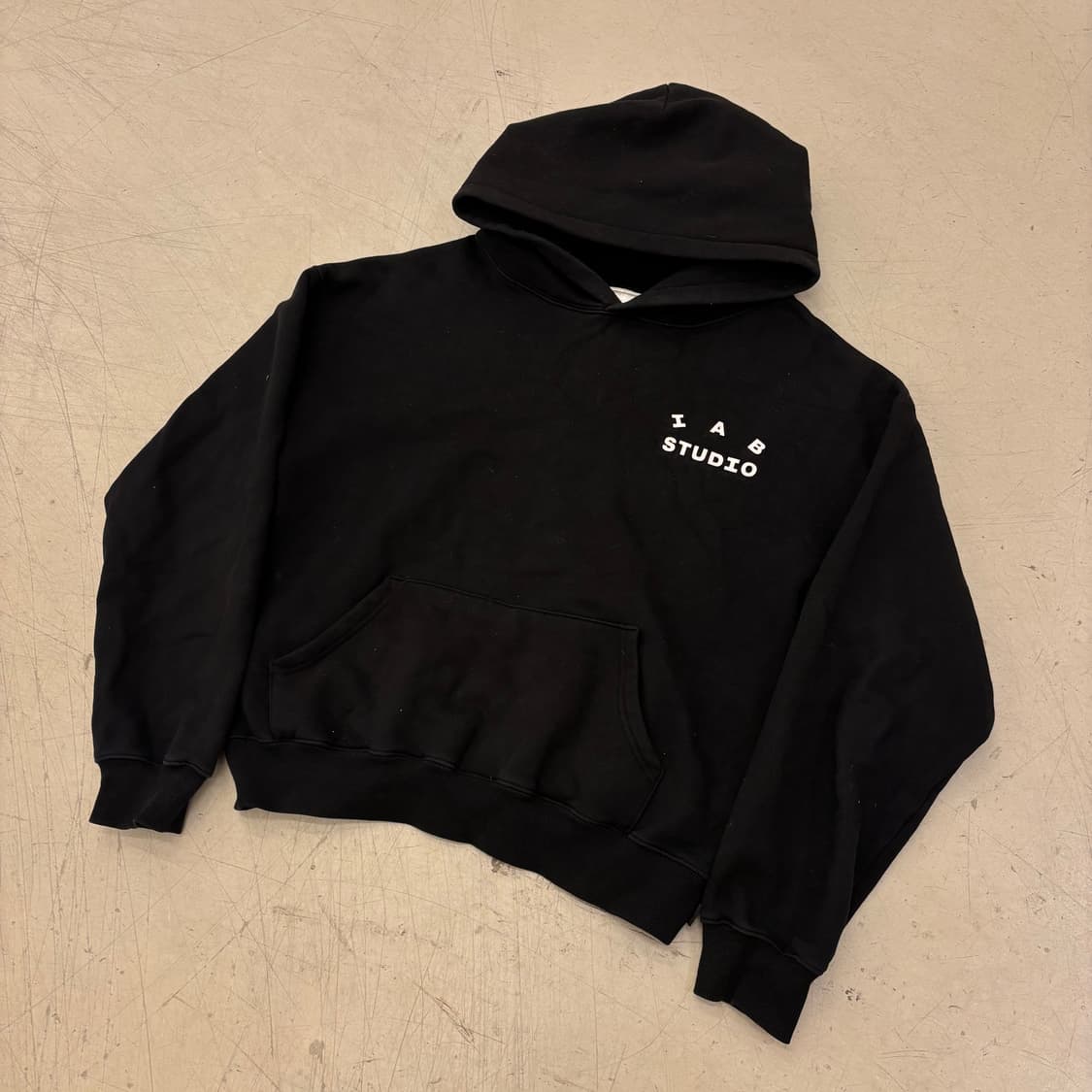 아이앱스튜디오 블랙 빅로고 후드티 상품이미지2