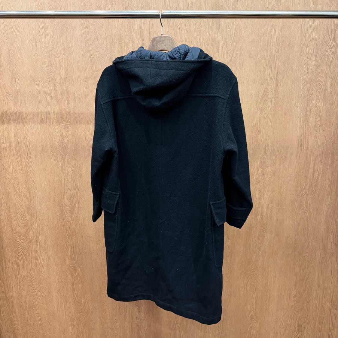 이세이미야케 클래식 후드 더플 코트 우드 토글 퀄팅 안감 디테일 블랙 상품이미지3