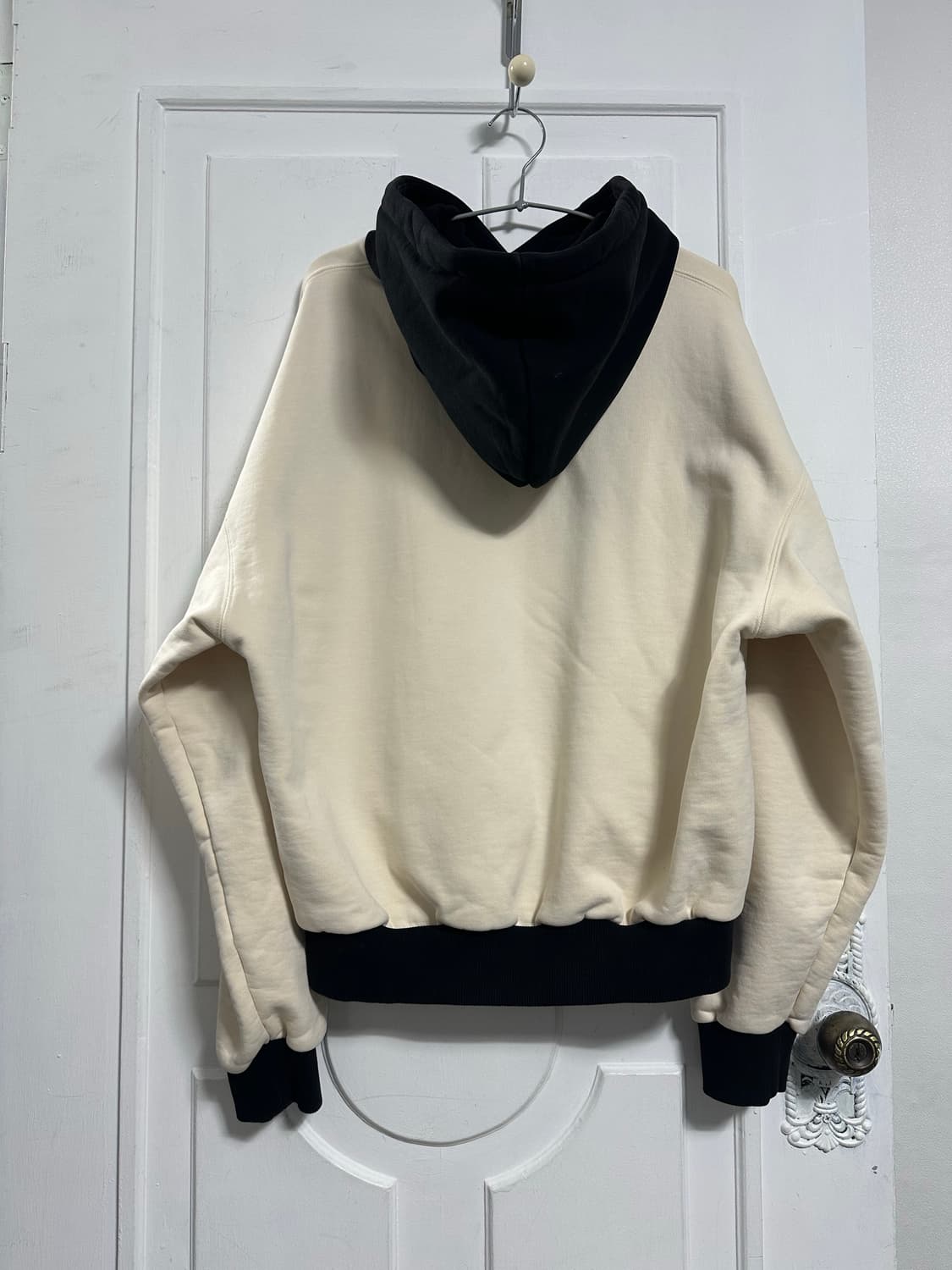 더뮤지엄비지터 스프레이드 후드티 상품이미지2