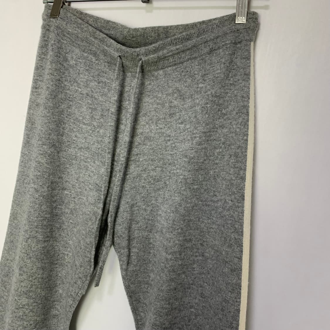 띠어리 캐시미어 100 니트 일자 슬림 트레이닝 조거 팬츠 그레이 상품이미지4
