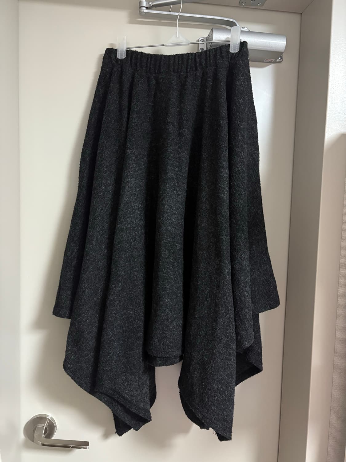드레이프 포켓 차콜 스커트 상품이미지4