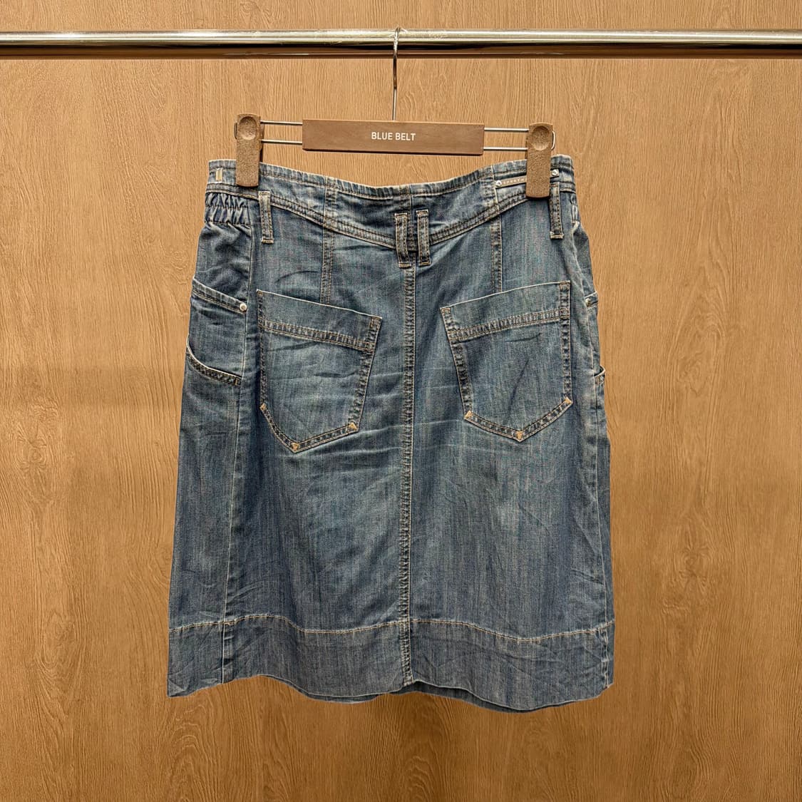 스포트막스 데님 미디 스커트 스티치 사이드 밴딩 디테일 A라인 중청 상품이미지3