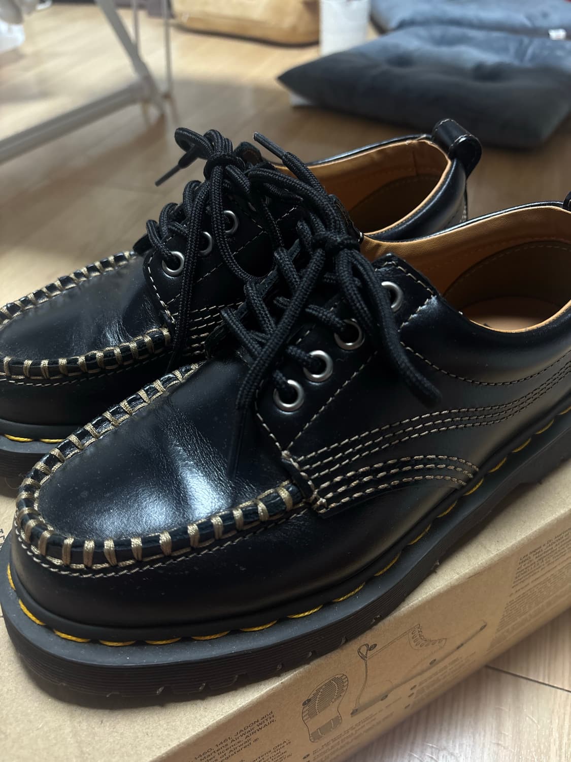 닥터마틴 로웰 레더 목 토 슈즈 블랙 아날린 상품이미지1