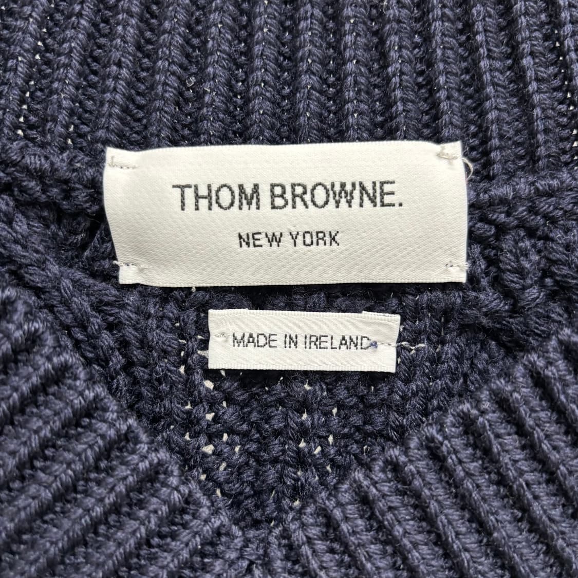 [3]톰브라운 사선완장 브이넥 니트 상품이미지3